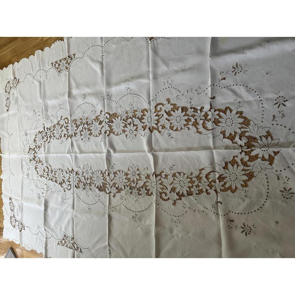 VTG Madeira Style Linen Tablecloth 66x110 Cutwork Floral 4 Napkins Richelieu - Picture 10 of 11
